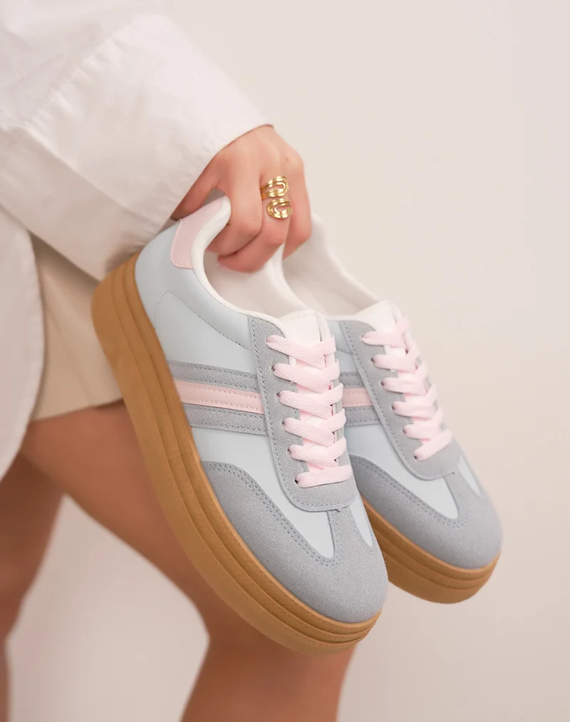 Baskets femme bleu pastel à triple semelle camel avec détails rose tendance