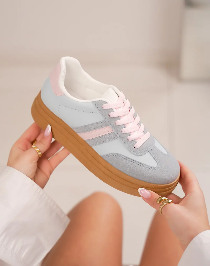 Baskets femme bleu pastel à triple semelle camel avec détails rose tendance