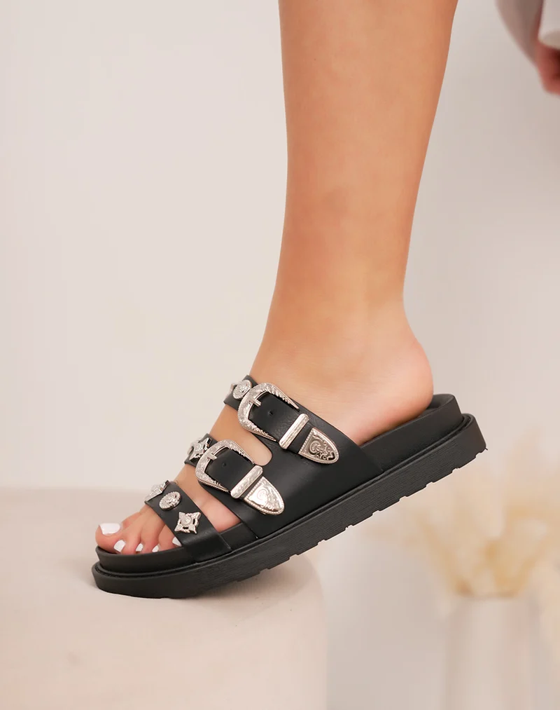 Mules femme noires tendance avec brides bijou et boucles argentées sur plateforme