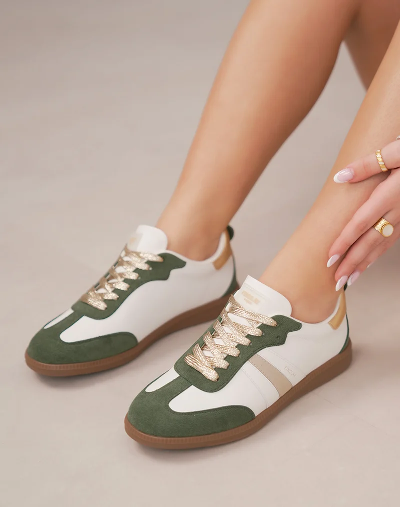 Basket FINDLAY femme blanche à empiècements verts et lacets dorés pailletés