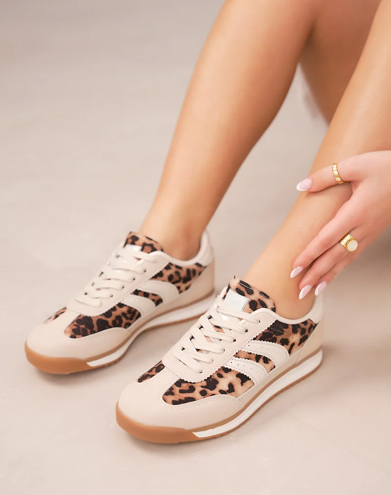 Basket femme beige avec empiècements léopard et semelle crantée