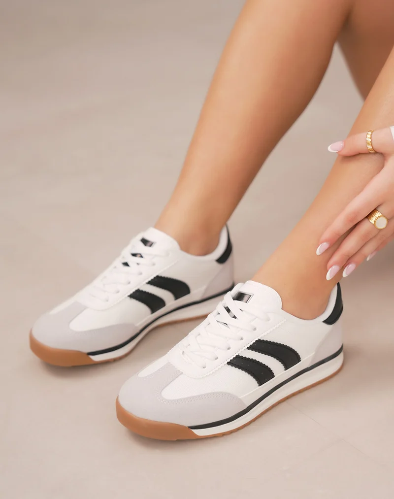 Basket femme blanche tendance avec bandes noires et empiècements contrastés