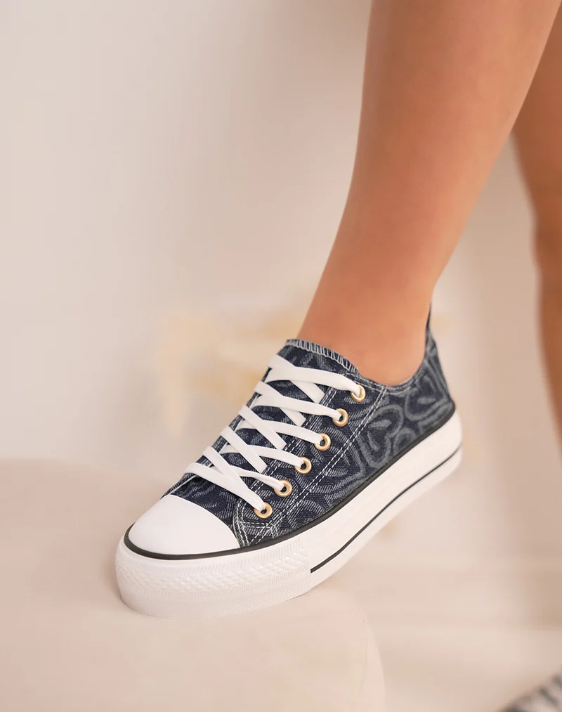Baskets femme en jean bleu foncé tendance avec semelle épaisse et surpiqûres cœur