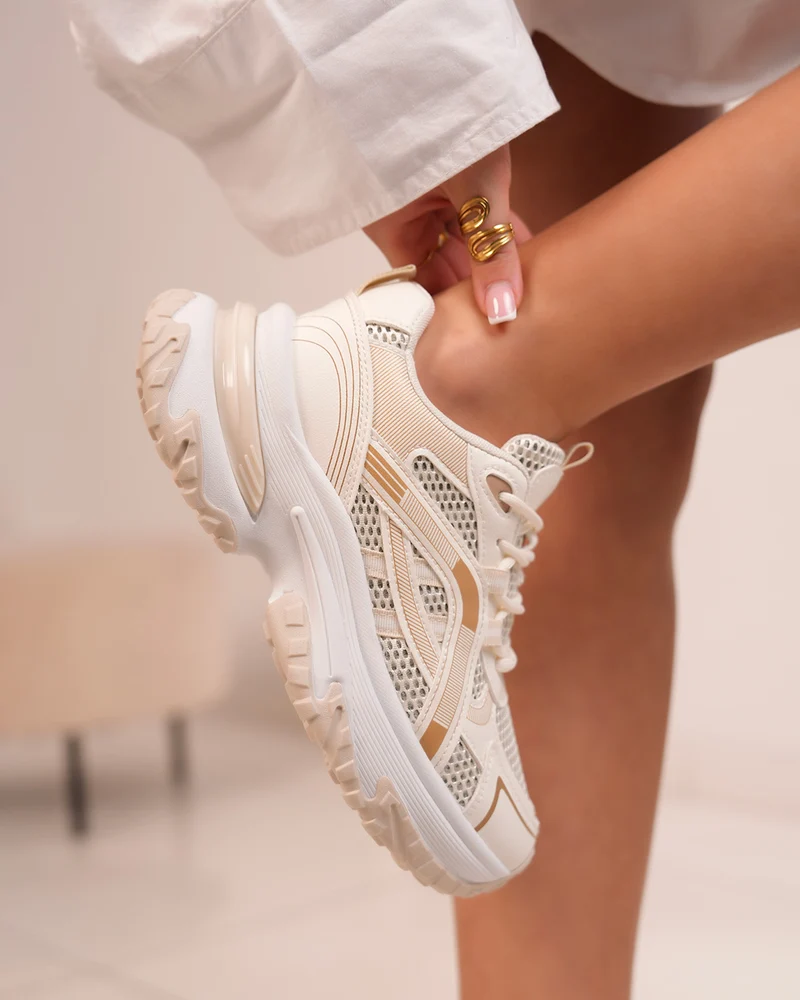 Basket beige et blanche femme avec empiècements en tissu et semelle épaisse