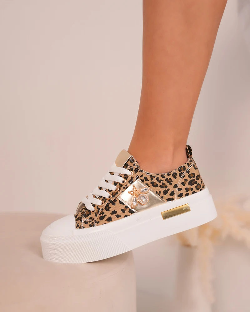 Basket léopard femme avec détails dorés et bijou libellule scintillant