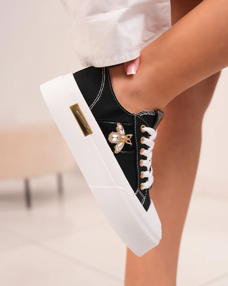 Basket noire femme avec bijoux libellule et semelle blanche épaisse