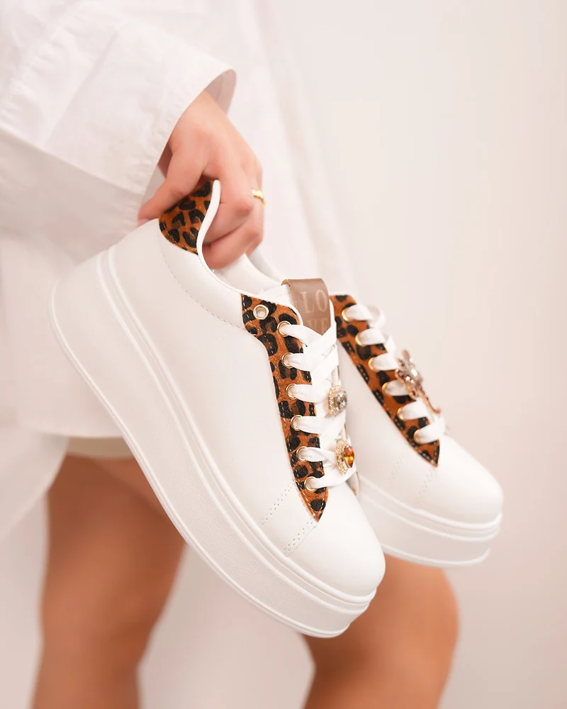 Basket femme blanche et léopard tendance avec bijoux scintillants
