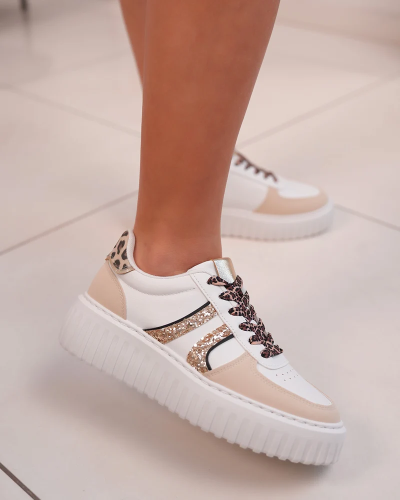 Basket femme blanche avec rayures dorées, lacets léopard et semelle épaisse