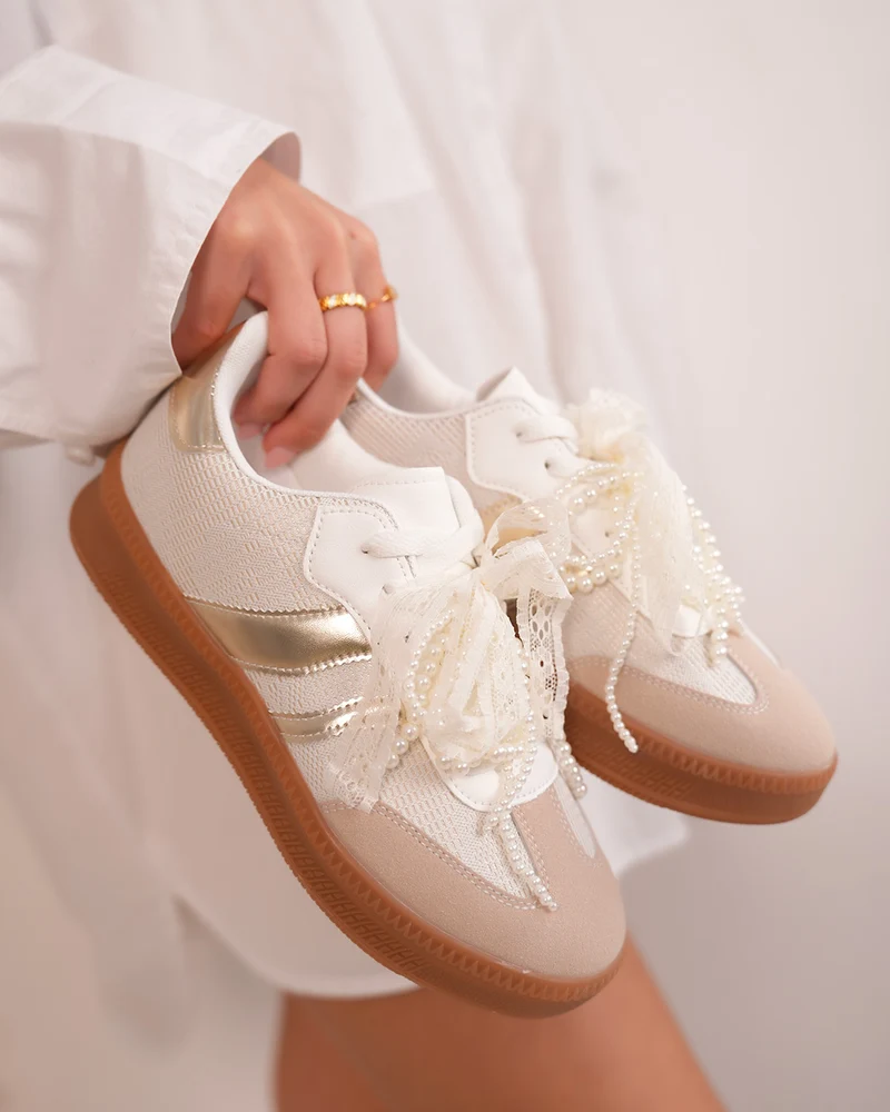 Basket femme blanche et dorée avec dentelle, perles et semelle marron
