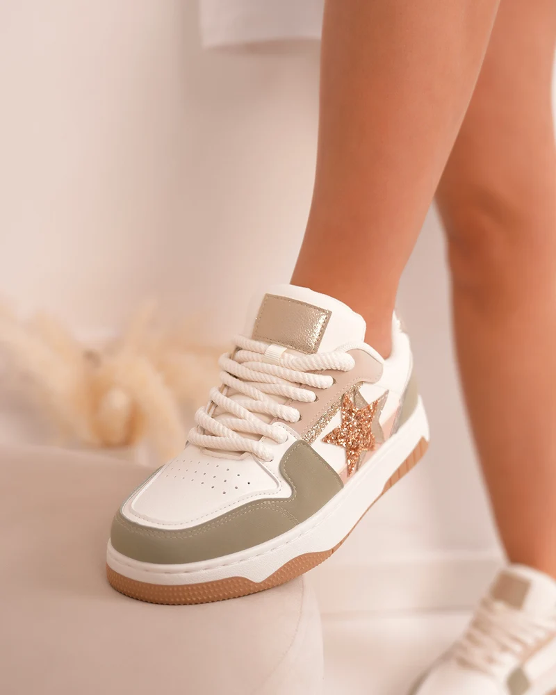 Basket femme blanche, beige et verte avec étoiles dorées pailletées et lacets épais