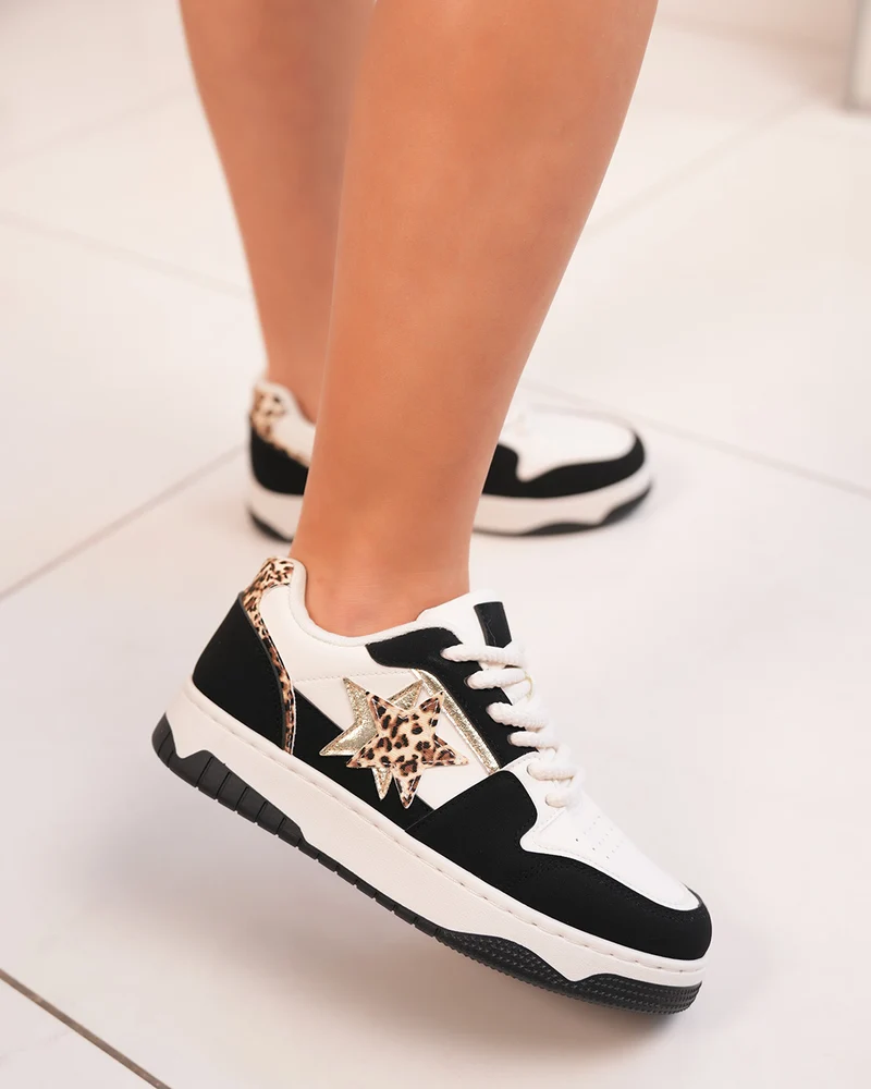 Basket femme blanche et noire tendance avec étoiles léopard et lacets épais