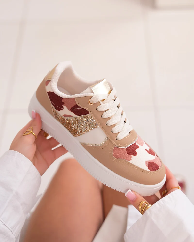 Basket femme blanche et beige tendance avec motif vache et paillettes dorées