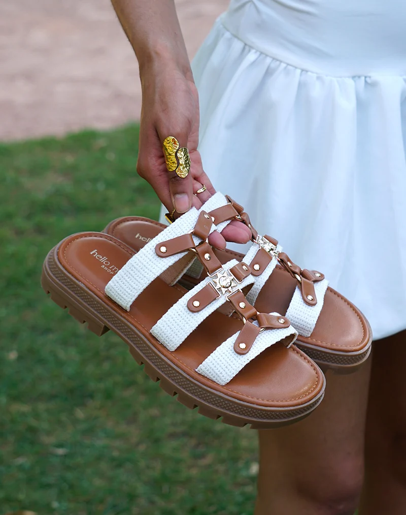 Mules femme effet tissé blanc à triple brides camel avec clous dorés et bijou soleil, semelle crantée