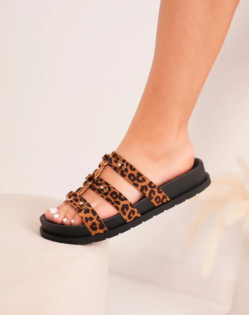 Mules femme léopard tendance à brides avec détails dorés et plateforme confortable