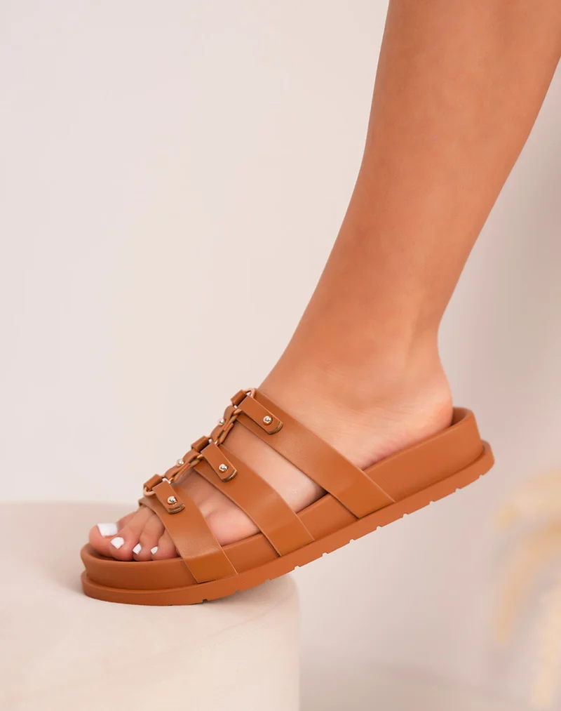 Mules femme camel à brides élégantes avec détails dorés et plateforme confortable