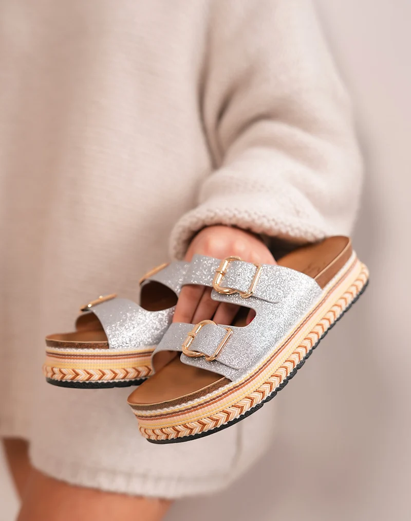 Mules femme argentées pailletées tendance avec plateforme tissée et boucles dorées