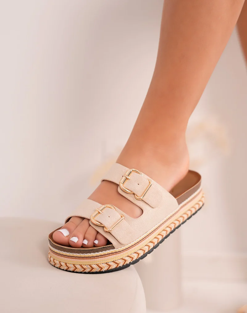 Mules femme beige en suédine élégante avec sangles dorées et plateforme tissée