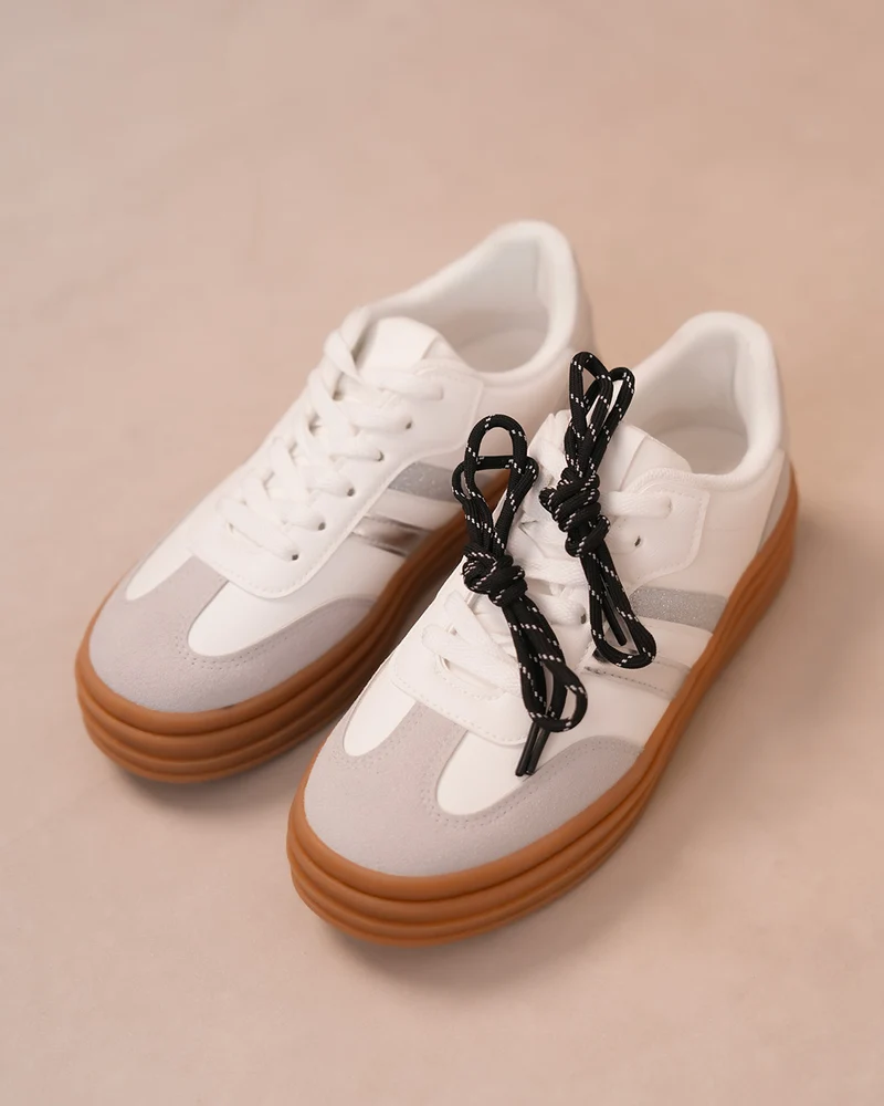 Basket femme blanche avec empiècement gris et détails argentés