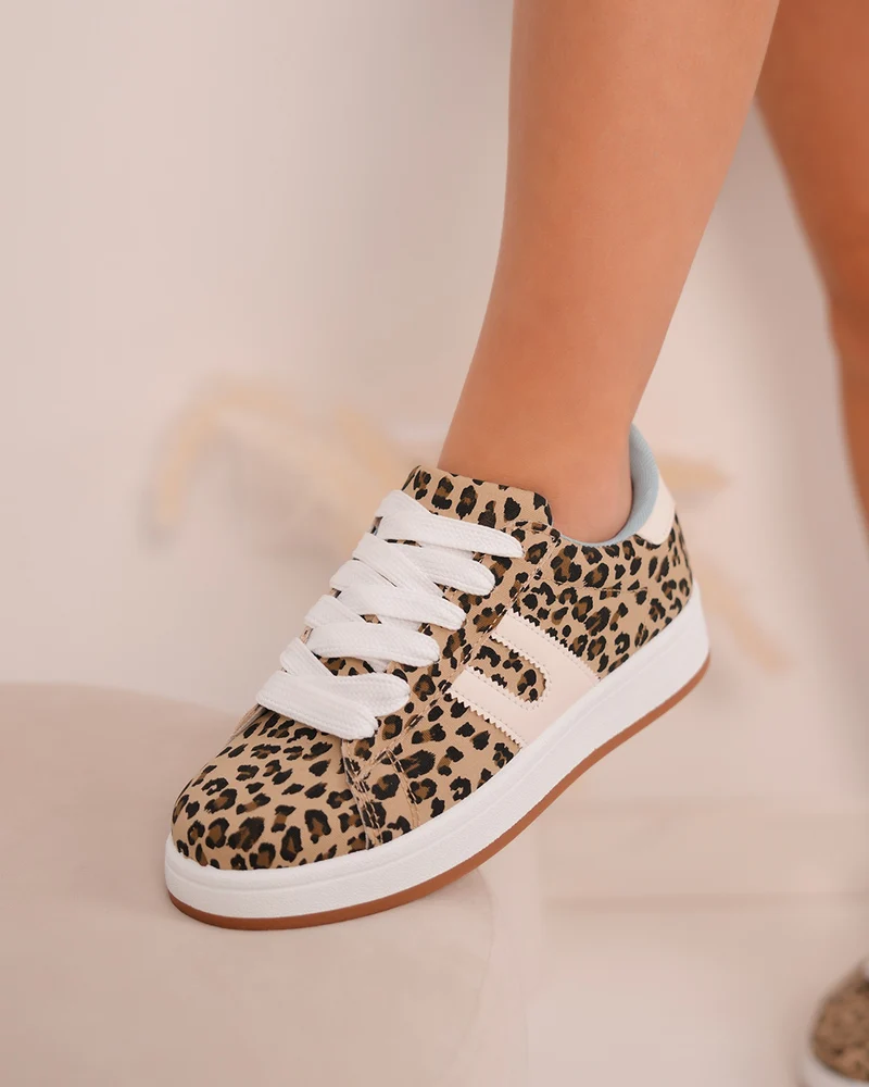 Basket femme à motif léopard avec détails blancs et intérieur bleu ciel