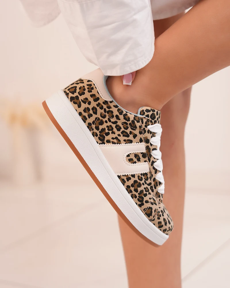 Basket femme à motif léopard avec détails blancs et intérieur bleu ciel