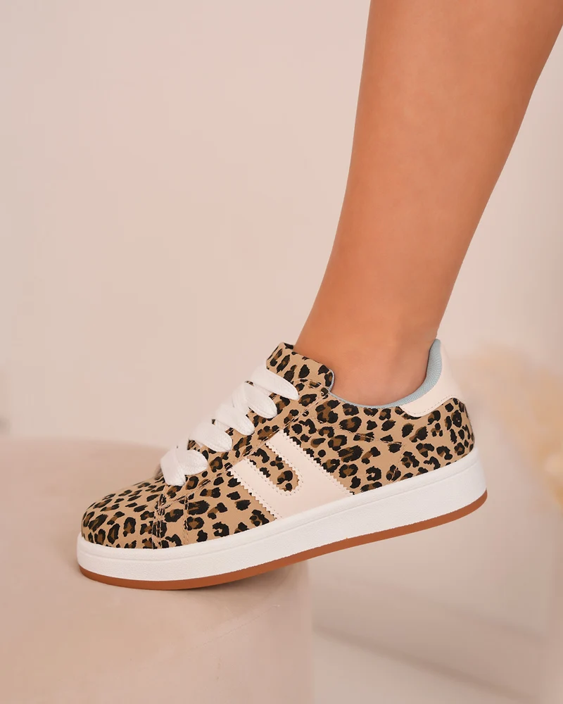 Basket femme à motif léopard avec détails blancs et intérieur bleu ciel