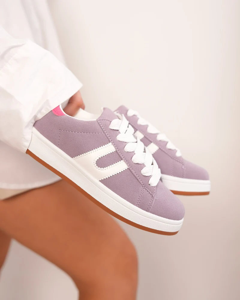 Basket femme en suédine mauve avec détails blancs et rose
