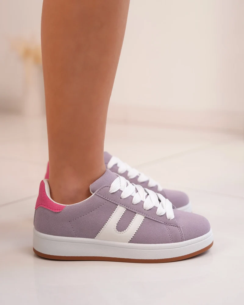Basket femme en suédine mauve avec détails blancs et rose