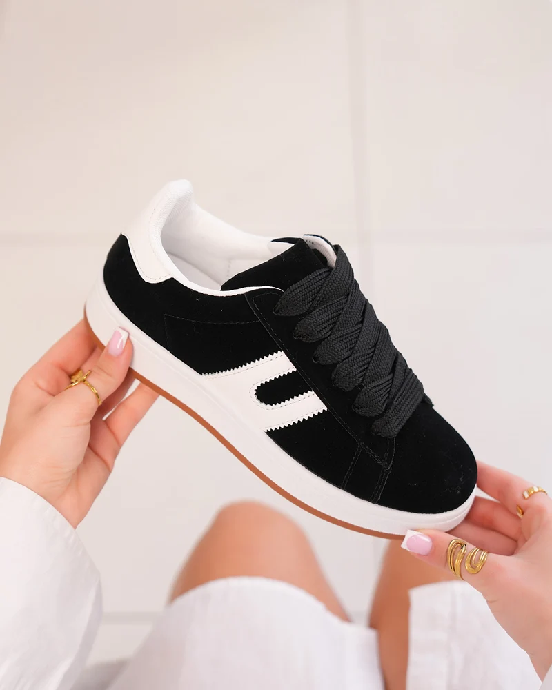 Basket femme en suédine noire avec rayures blanches et semelle plate