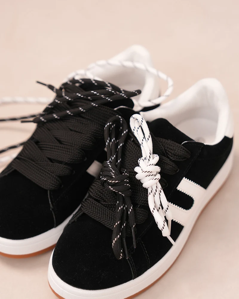 Basket femme en suédine noire avec rayures blanches et semelle plate