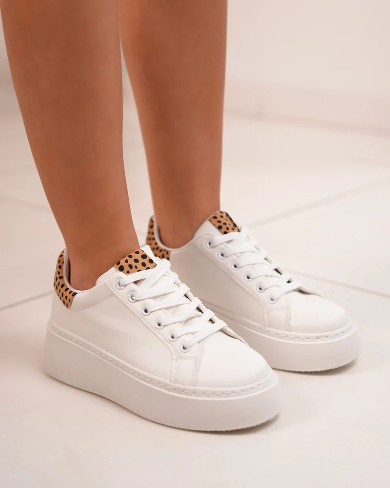 Basket femme blanche avec détail léopard – Une touche sauvage et élégante