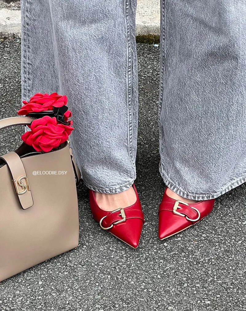 Escarpins femme rouges à bout pointu avec boucle dorée