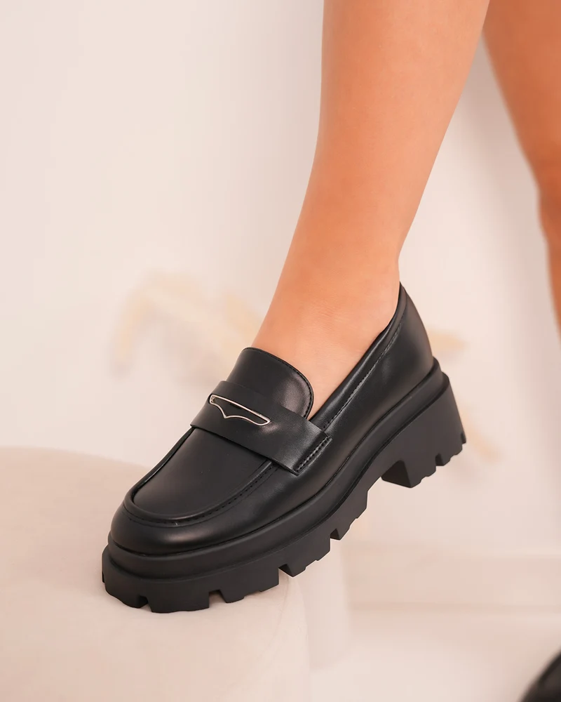 Mocassins femme noirs avec détail argenté et semelle crantée