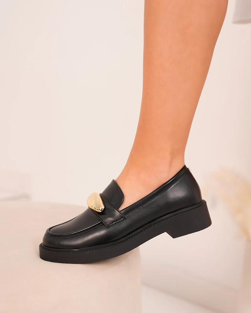 Mocassins femme noirs avec bijou doré et talon léger