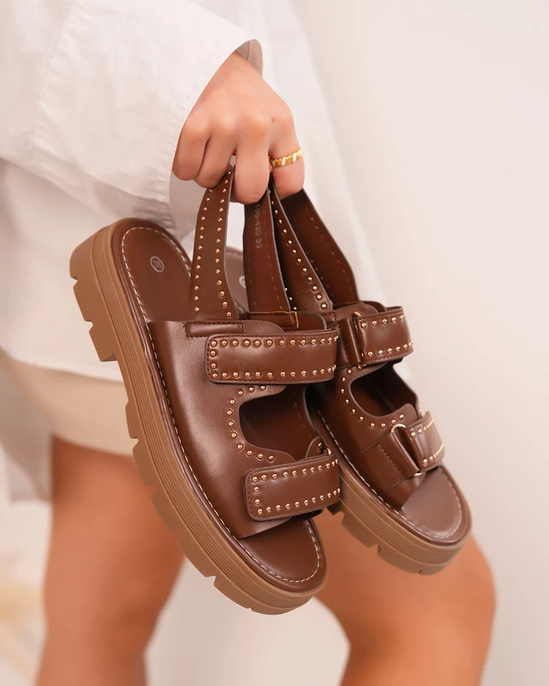 Sandales femme marron en similicuir avec clous dorés et semelle crantée