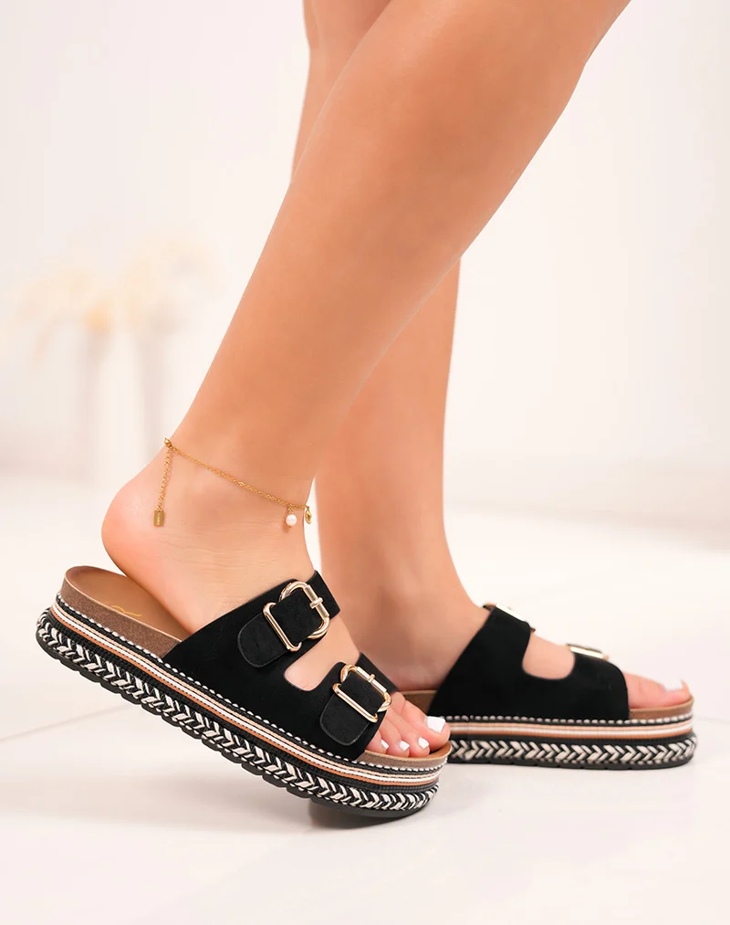 Mules femme noires en suédine tendance avec sangles dorées et plateforme tissée