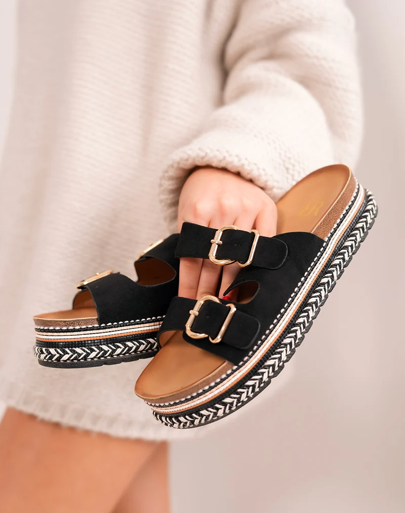 Mules femme noires en suédine tendance avec sangles dorées et plateforme tissée