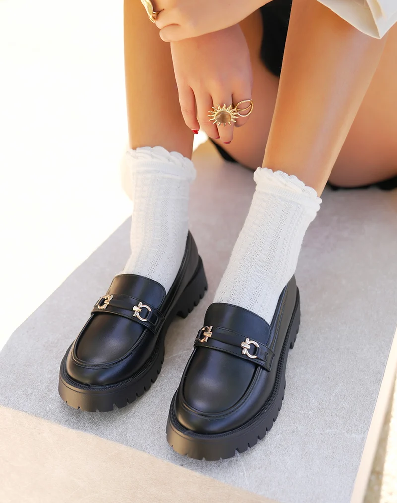 Mocassins femme noirs avec détail doré et semelle crantée épaisse