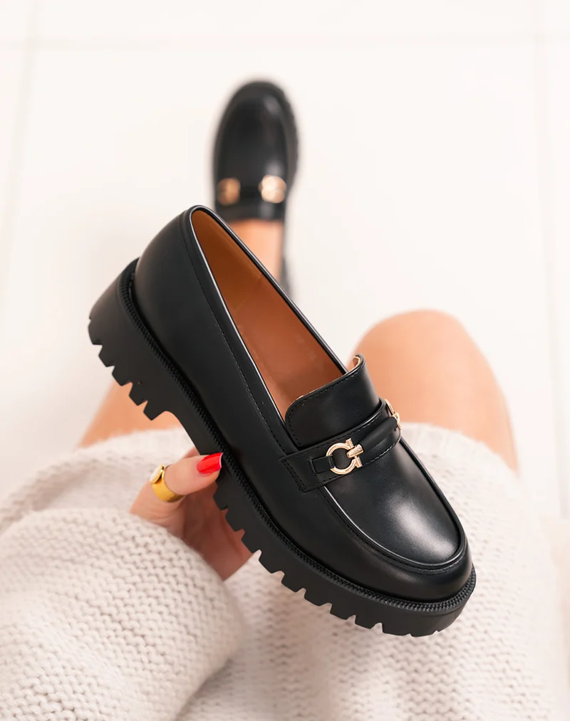 Mocassins femme noirs avec détail doré et semelle crantée épaisse