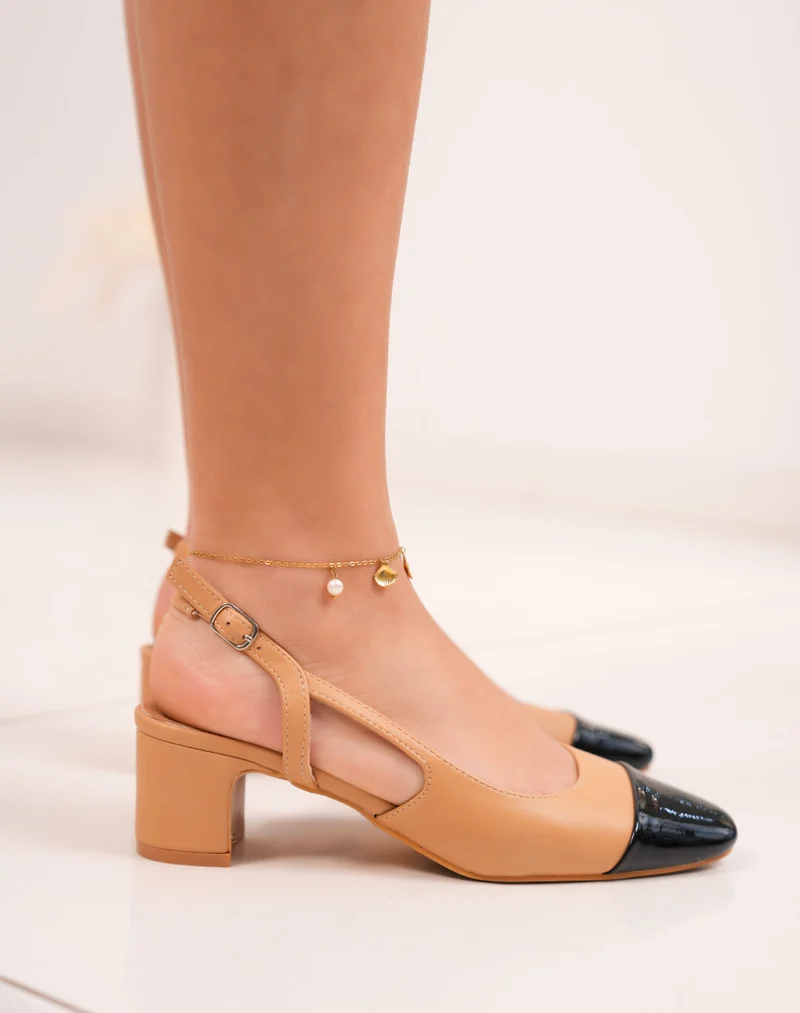 Escarpins femme beige à bout noir vernis avec lanière ajustable et petit talon