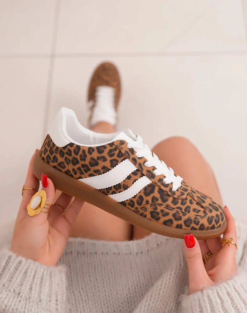 Baskets femme léopard tendance avec rayures blanches et semelle marron