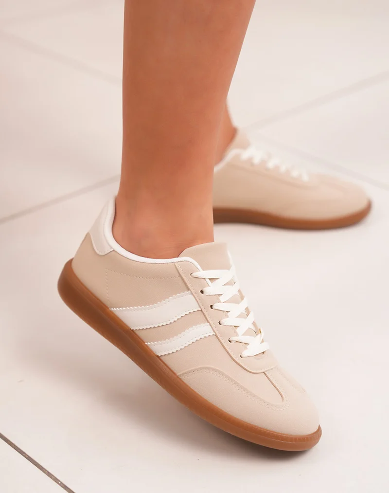 Baskets femme beiges tendance avec rayures blanches et semelle marron
