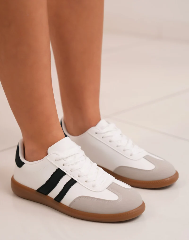 Baskets femme blanches tendance avec rayures noires et semelle marron