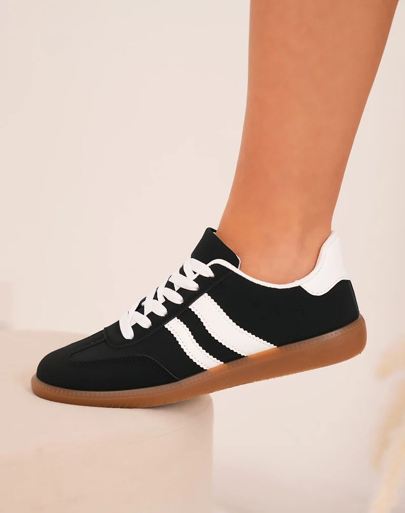 Baskets femme noires tendance avec rayures blanches et semelle marron