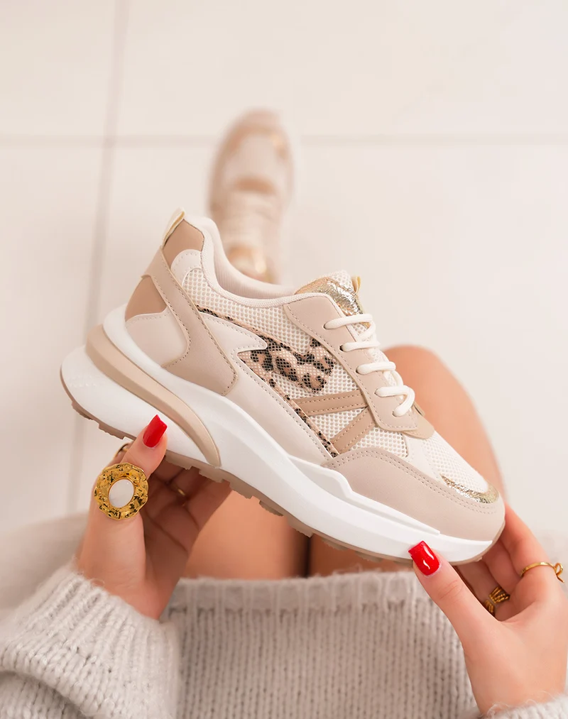 Baskets femme beiges tendance avec touches dorées et semelle crantée