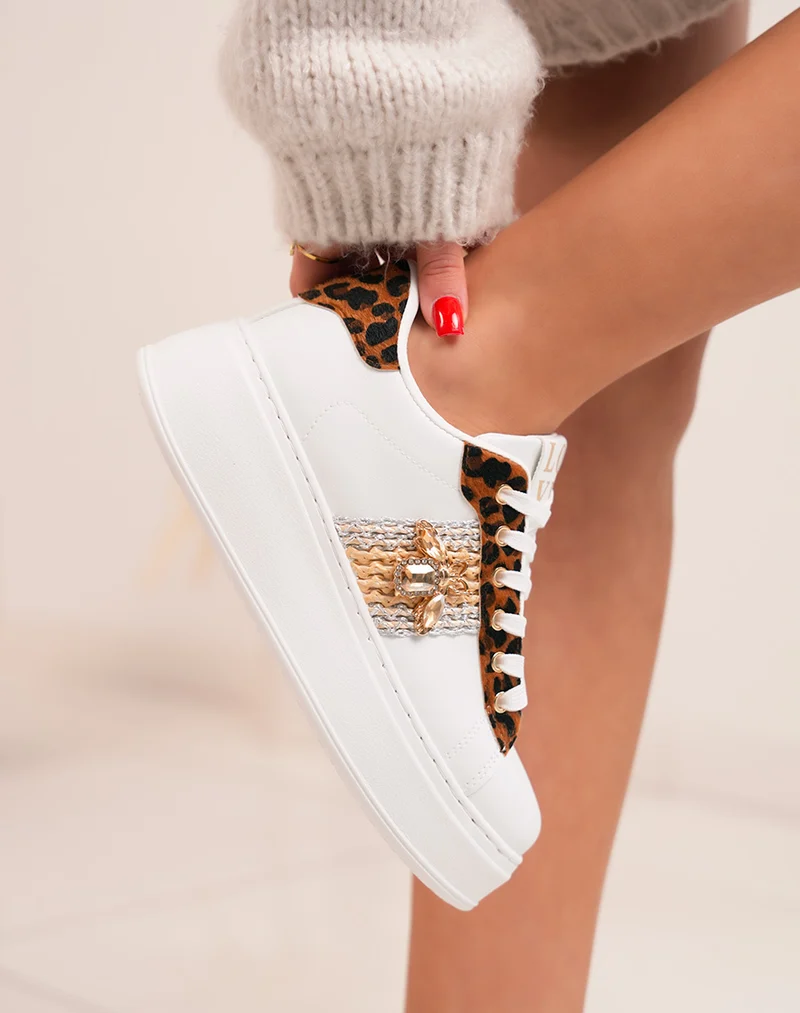 Baskets femme blanches tendance avec détails léopard et bijou doré