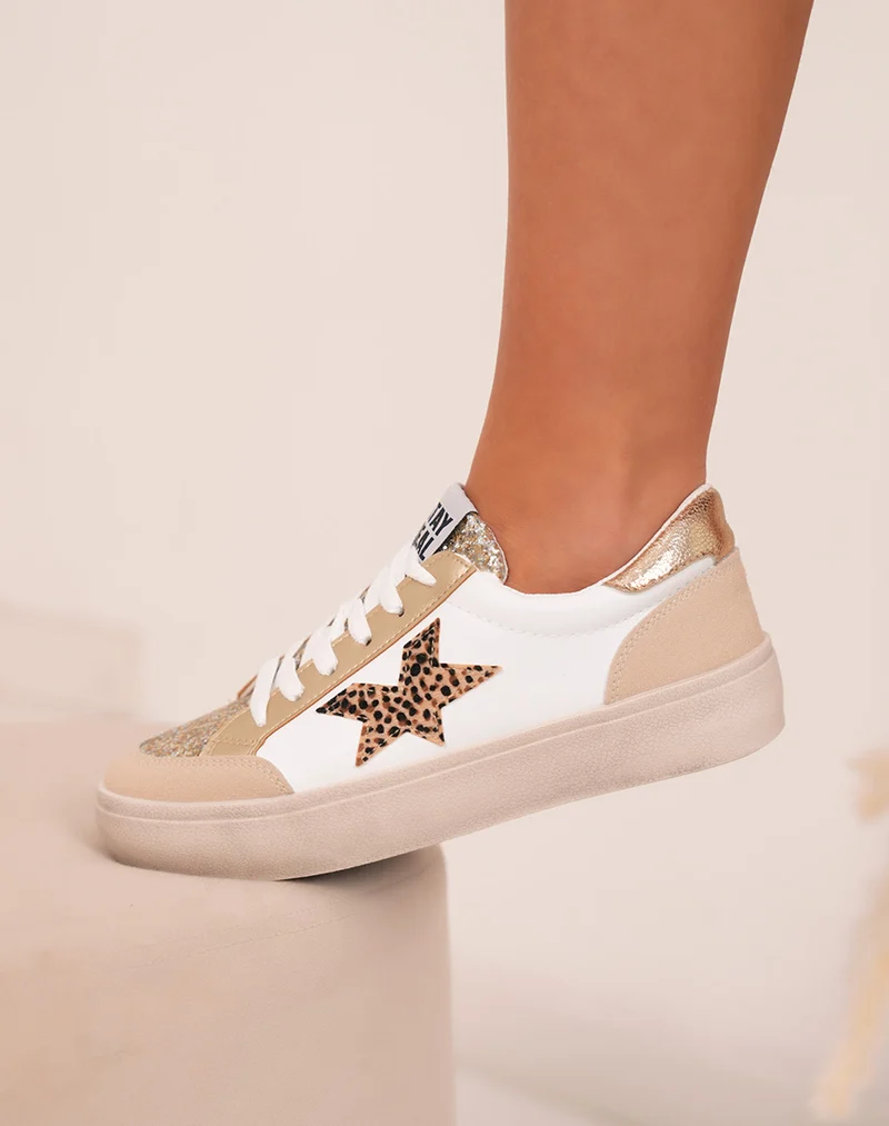 Baskets femme blanches tendance avec étoiles léopard et touches dorées
