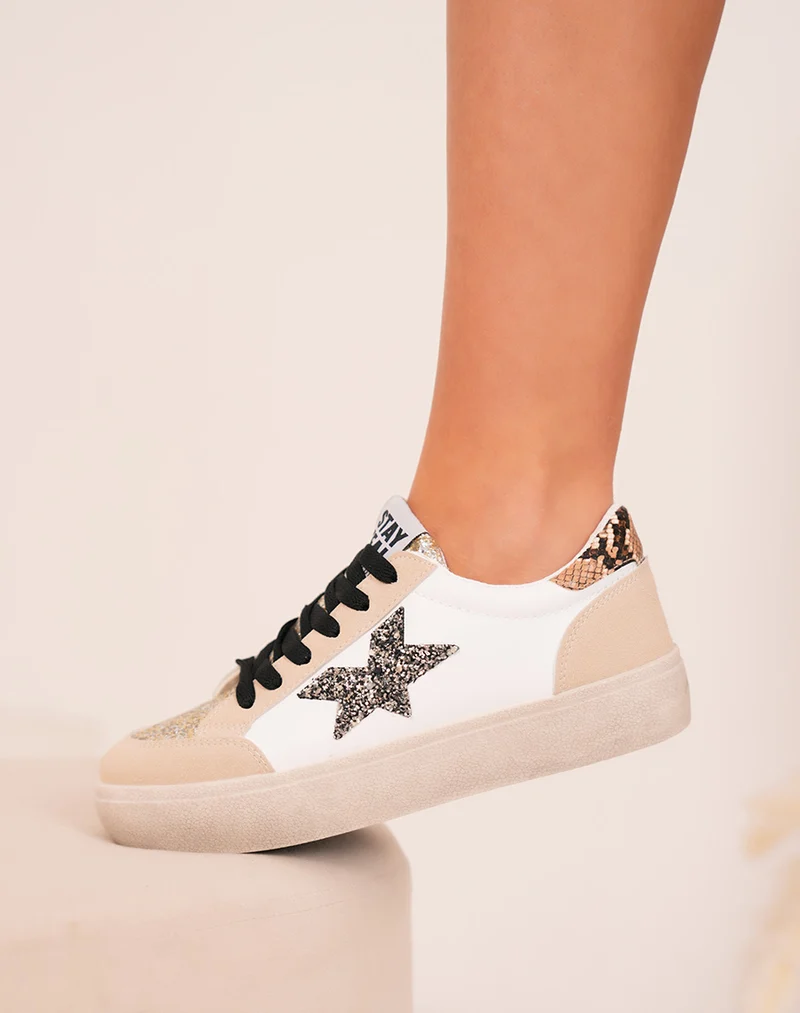 Baskets femme blanches tendance avec étoiles pailletées et détails dorés