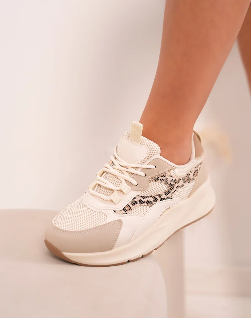 Baskets femme beige tendance avec imprimé léopard et détails dorés