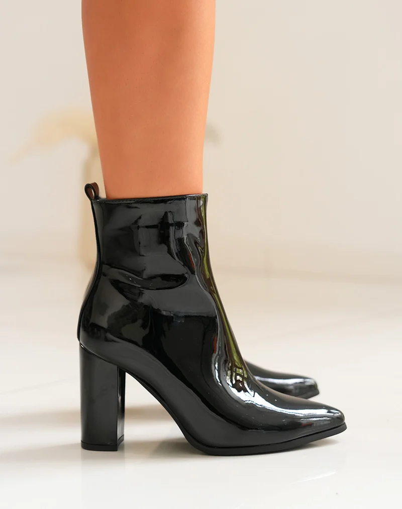 Bottines noires vernies à talons carré et à bouts pointus