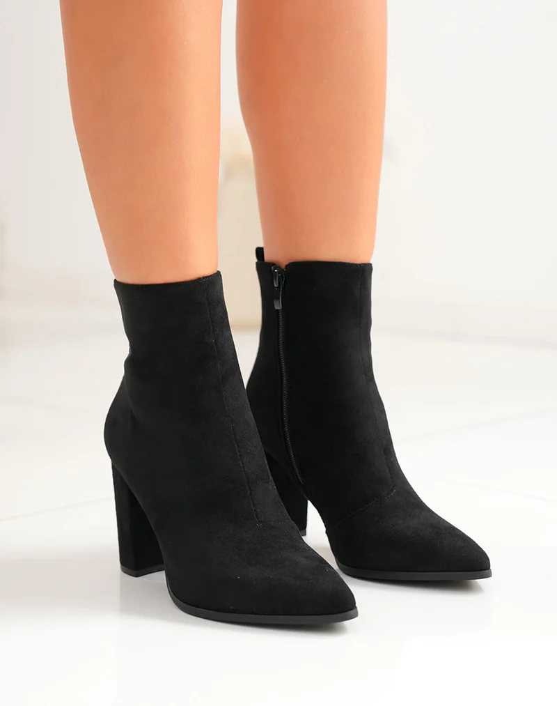 Bottines noires à bout pointu en suédine